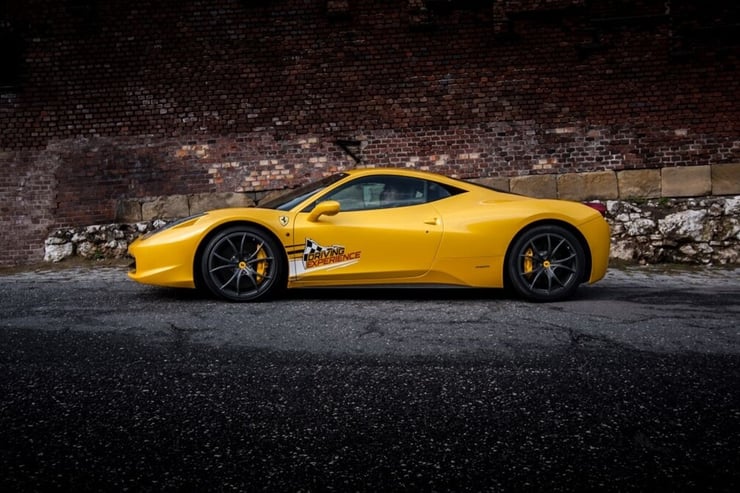 żółte ferrari 458 italia widok bokiem