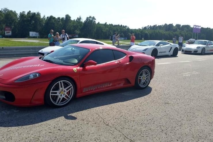 Czerwone Ferrari na torze wyścigowym.