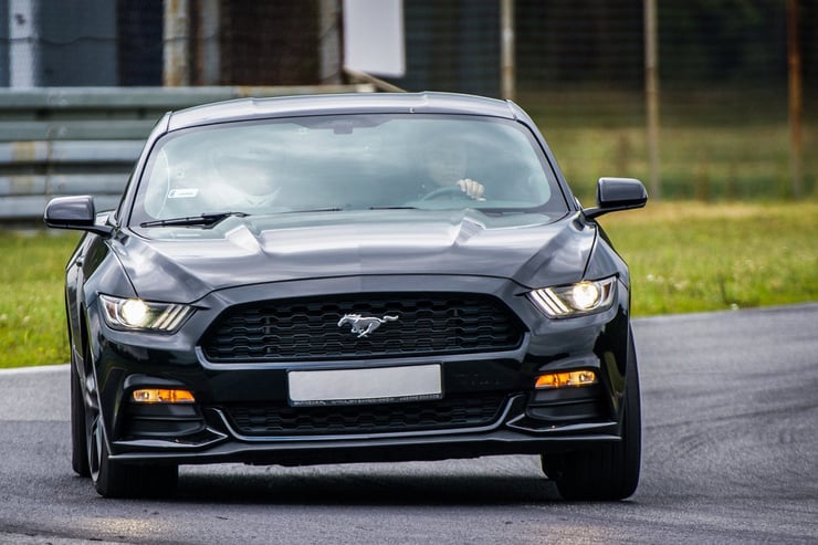 ford mustang widok przodem