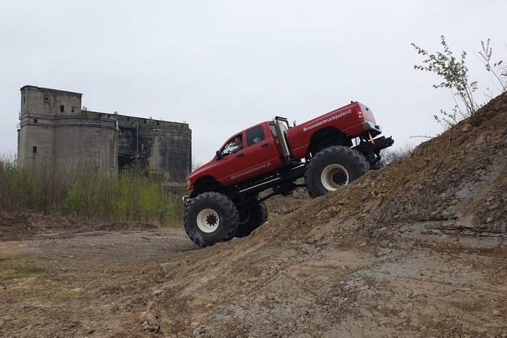 czerwony monster truck