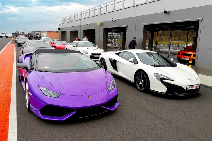 Lamborghini pośród tłumu aut