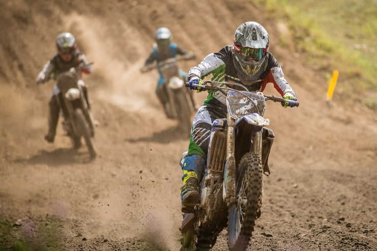 wyścig na torze motocrossowym
