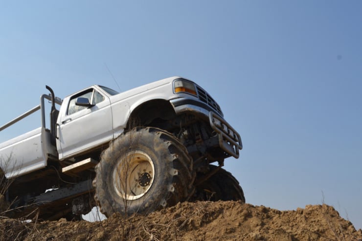 Monster Truck wjeżdża pod wzniesienie