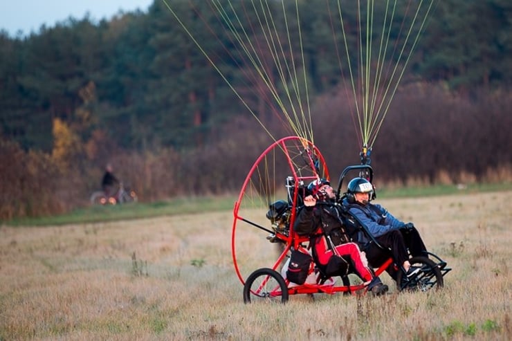 motoparalotnia z pilotem i pasażerem