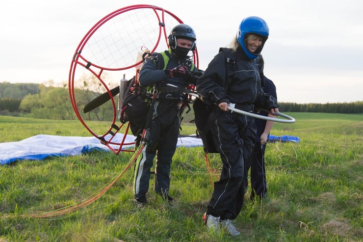 pilot motoparalotni przygotowuje sprzęt do lotu