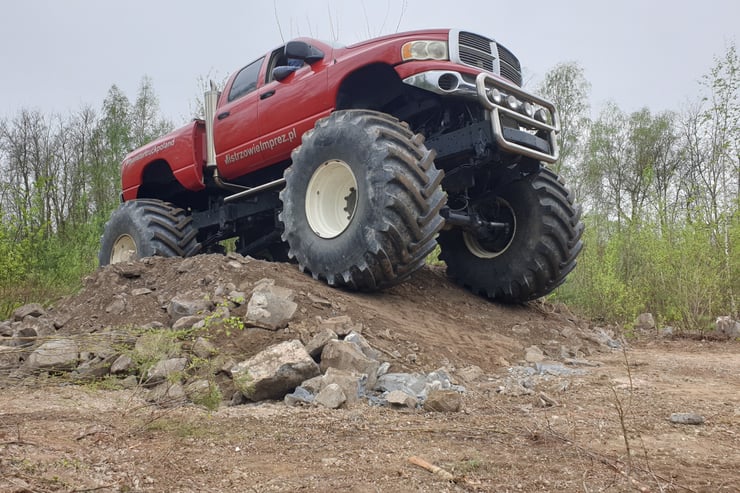 monster truck z dużymi kołami