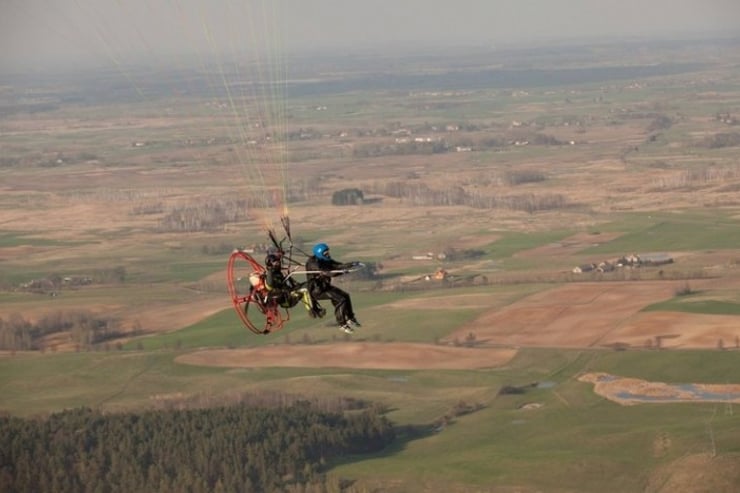 lot motoparalotnią nad polami