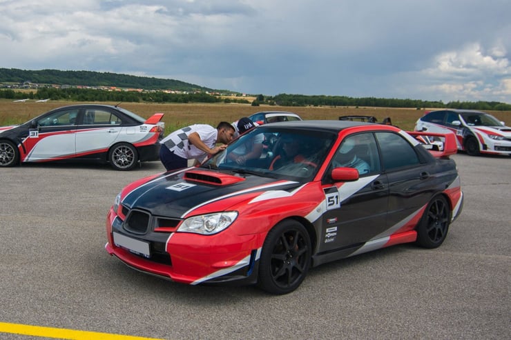 subaru impreza podczas eventu na torze