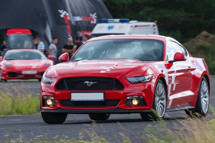 Ford Mustang podczas jazdy na torze