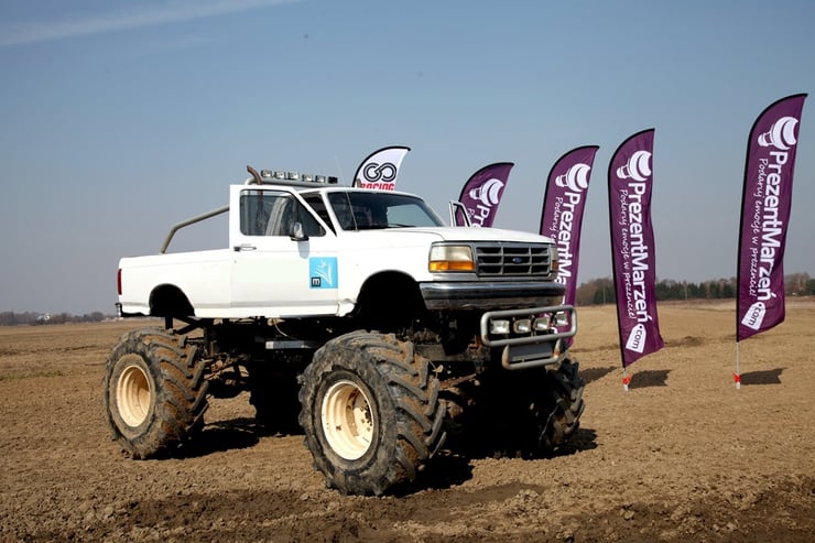 Monster Truck na ogromnych kołach