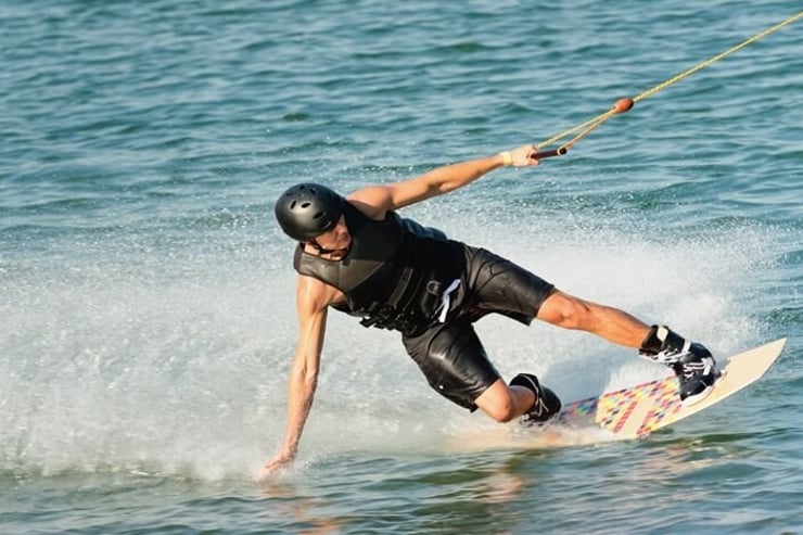 pływanie na wakeboardzie widok z tyłu