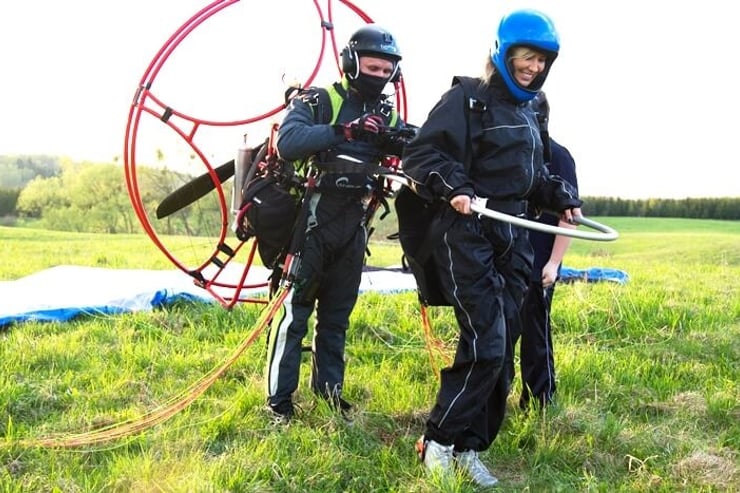 pilot motoparalotni przygotowuje sprzęt do lotu motoparolotnią