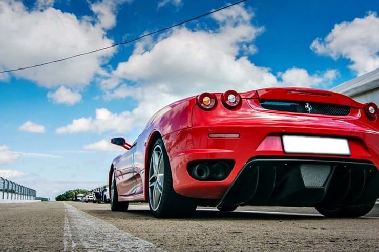 Ujęcie z dołu na tył czerwonego Ferrari F430