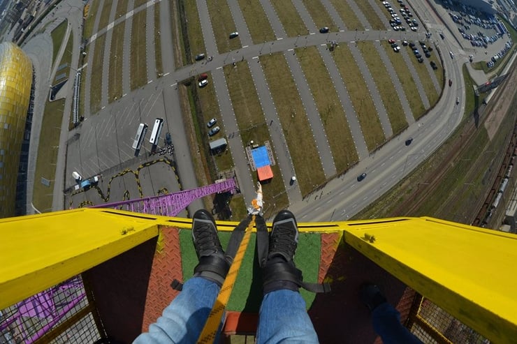 Skok na bungee, w tle błękitne niebo