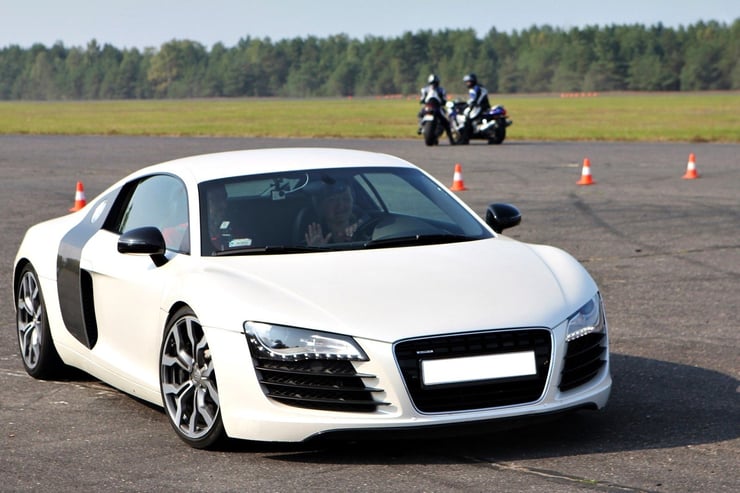 białe audi r8 v8