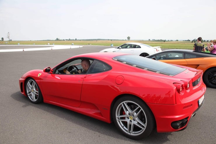 Ferrari F430 tyłem, obok KTM X-BOW