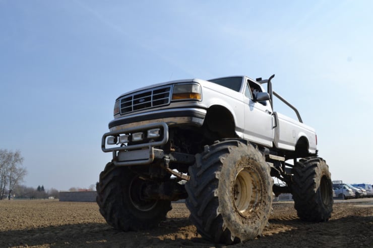 Ujęcie na przód oraz lewy bok Monster Trucka