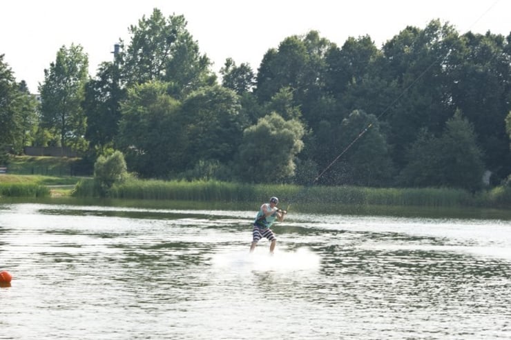 Ślizg wakeboard nad jeziorem Biezdruchowo.