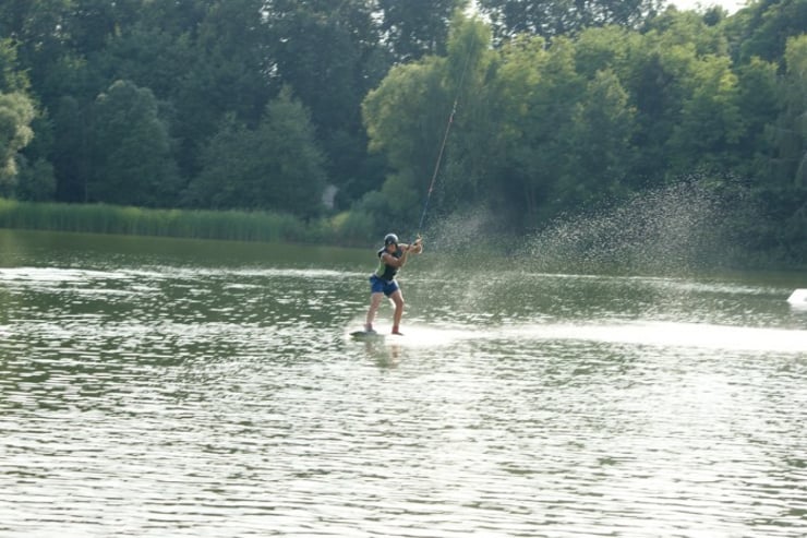 Lekcja wakeboardu niedaleko Poznania nad jeziorem Biezdruchowo