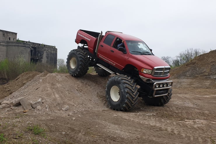 monster truck na górce