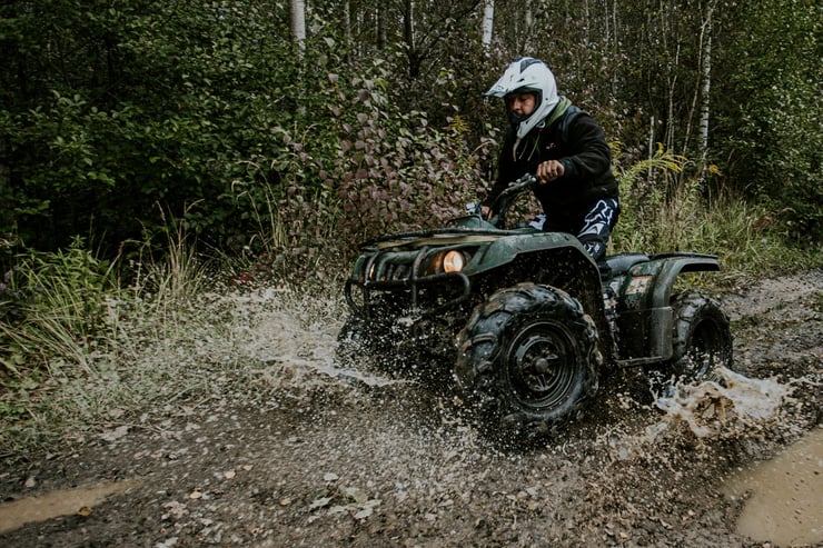 quad wjeżdża w błoto