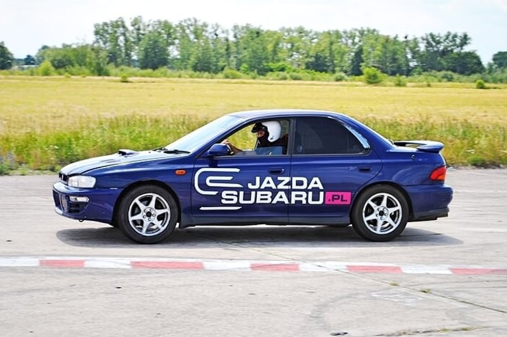 Widok na bok niebieskiego subaru