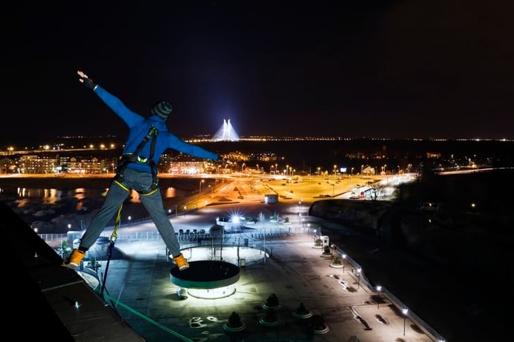 Mężczyzna na tle miasta, wykonujący akrobacje