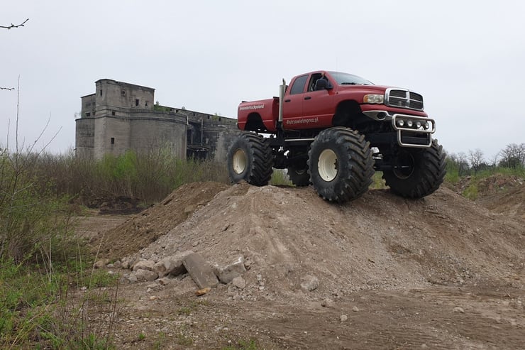 monster truck na górce