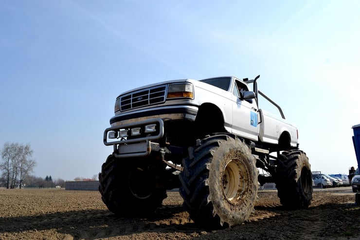 Jazda off road za kierownicą Monster Trucka